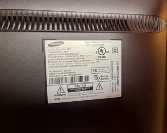 Samsung 32in 720p LED TV model UN 32EH4050F w/ Remote 20 x 29in