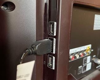 Samsung 32in 720p LED TV model UN 32EH4050F w/ Remote 20 x 29in