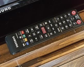 Samsung 32in 720p LED TV model UN 32EH4050F w/ Remote 20 x 29in