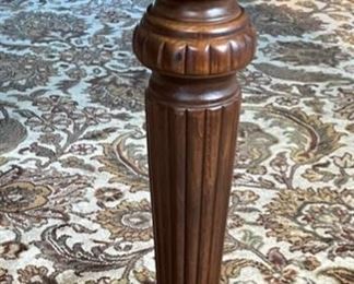 Thomasville Classic Dark Hardwood Dining Room Set Table w/ 6 Chairs Table: 30 x 44 x upholstered Chair: 45 x 27 x 24 Side Chair: 39 x 24 x 22 HxWxD