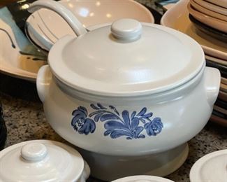 7pc Pfaltzgraff Yorktowne Vintage Tureen & Lid w/Ladle with mini bowls 7pc