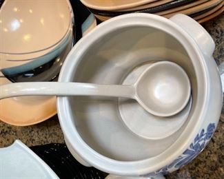 7pc Pfaltzgraff Yorktowne Vintage Tureen & Lid w/Ladle with mini bowls 7pc