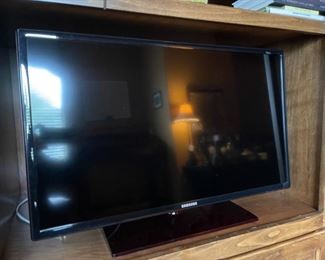 Samsung 32in 720p LED TV model UN 32EH4050F w/ Remote 20 x 29in