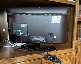 Samsung 32in 720p LED TV model UN 32EH4050F w/ Remote 20 x 29in