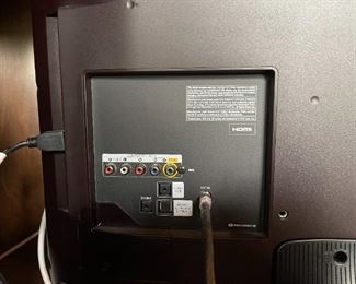 Samsung 32in 720p LED TV model UN 32EH4050F w/ Remote 20 x 29in