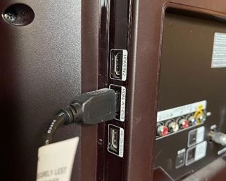 Samsung 32in 720p LED TV model UN 32EH4050F w/ Remote 20 x 29in