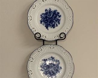 2-Plate Wall Rack with 2 Basic Porcelana Plates