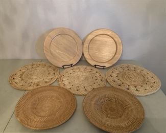 (6) Place Mats: 4 Woven Straw & 2 Wooden
