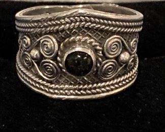 Sterling Silver Ring with Black Onyx. 5.3g. Ring