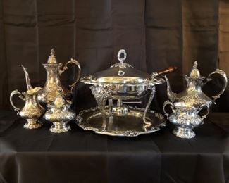 Reed & Barton King Francis Silverplate Serving Set
Silverplate Hollowware 8 Piece Set - 1 piece is not included in the group picture:
1655 - Large Handled Waiter Tray (not in 1st picture - see last 3 pictures) is 30in Long
1686 - Round Tray is 15in Long
1636 - Chafing Dish is 2 Quart and 13in without Handle
1653 - Creamer is 12 Ounce & 5 1/2in
1652 - Lidded and Handled Sugar Bowl is 6 1/2in
1654 - Waste Bowl is 3 7/8in
1651 - Teapot has 9 Cup Capacity and is 7 3/8in
1650 - Coffee Pot has 10 Cup Capacity and is 8 3/4in