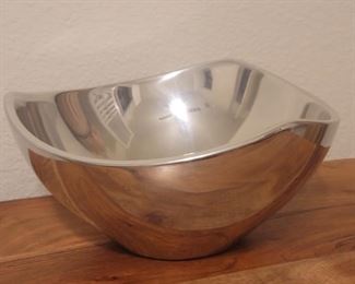Mid Century Modern Nambé Tri-Corner Bowl #527
Circa 1967, this modern design bowl is made of metal alloy