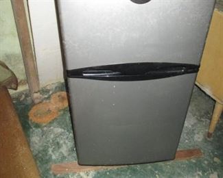 MINI FRIGIDAIRE REFRIGERATOR 