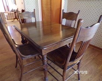 vintage kitchen table w/4 chairs