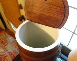 Barrel-shaped ice bucket with liner/insulation 