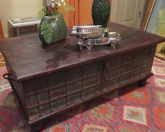 Trunk coffee table 