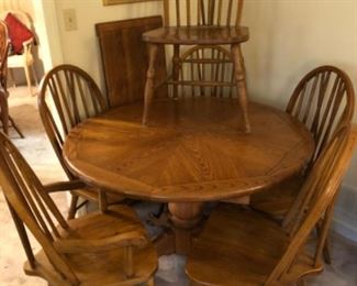Round Oak Dining Table w/ 6 Chairs and leaf
