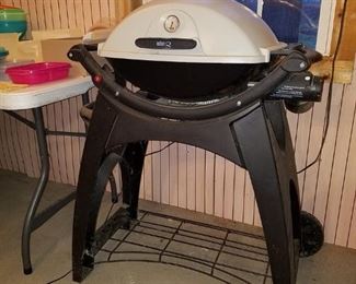Weber Q grill and rolling stand