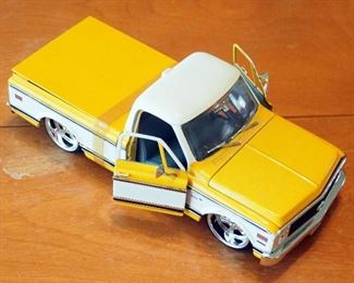 Jada Die Cast 1972 Chevy Cheyene Low Rider Model Pickup Truck, 1/24 Scale