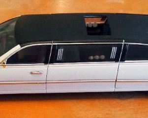 Sun Star Die Cast Lincoln Town Car Limousine Model Car, 1/18 Scale