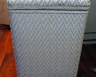 Vintage Wicker Laundry Hamper With Bath Towels, 25.5" x 19" x 10"