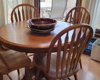 Pedestal table & 4 chairs, 1 leaf