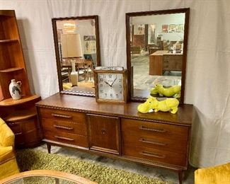 Bassett dresser with detachable mirrors
