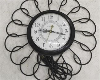 3235 - Vintage wall clock by United 12 1/2