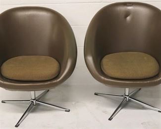 7004 - Pair Mid-century Overman swivel pod chairs 32 x 27 x 23