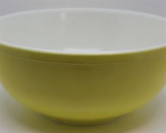 318 - Vintage Pyrex Yellow Mixing Bowl - 10" round