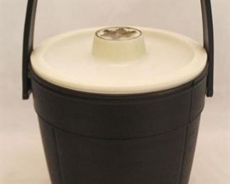 435 - Vintage Rubbermaid ice bucket 14 x 8