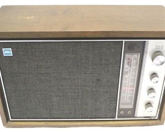 536 - Toshiba solid state AM/FM radio 14 x 6 x 9 1/2