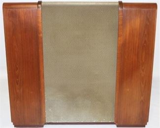 686 - Vintage cased speaker 32 x 35 x 12