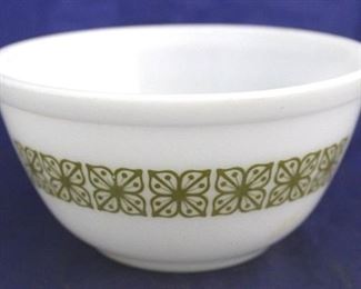 1002 - Pyrex Verde bowl 3 1/2 x 7