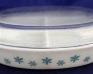 1012 - Pyrex Snowflake covered dish 3 x 13