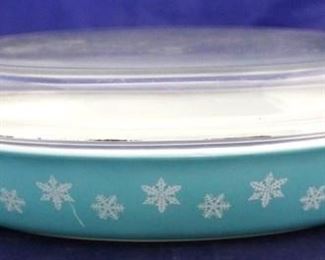 1014 - Pyrex Snowflake covered dish 3 x 13