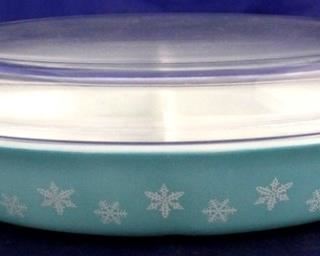 1018 - Pyrex Snowflake covered dish 3 x 13