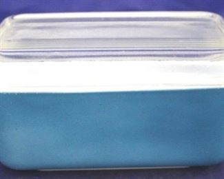 1042 - Pyrex covered refrigerator dish 3 1/2 x 7