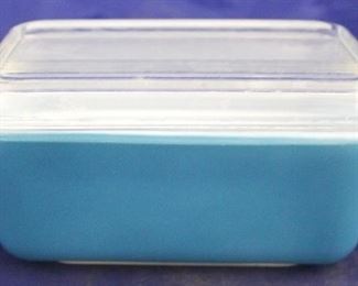 1051 - Pyrex turquoise covered refrigerator dish 3 1/2 x 7