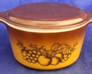 1063 - Pyrex Old Orchard covered dish 4 x 8