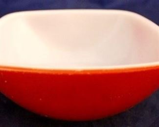 1075 - Pyrex red square bowl 2 x 4 3/4