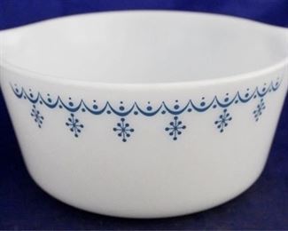 1089 - Pyrex Snowflake bowl 3 3/4 x 9