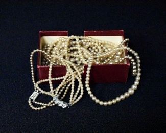 4 Vintage Pearl / Simulated Pearl Necklaces