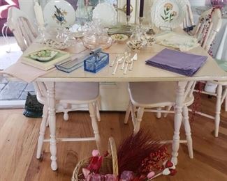 Cute pink drop leaf w 3 chairs