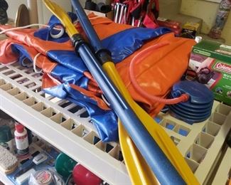 Inflatable dingy w paddles