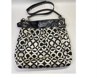 https://www.agesagoestatesales.com/product/om1015-black-and-white-coach-bag-in-original-box/175	OM1015 BLACK AND WHITE COACH BAG IN ORIGINAL BOX 		BIN	99.99

