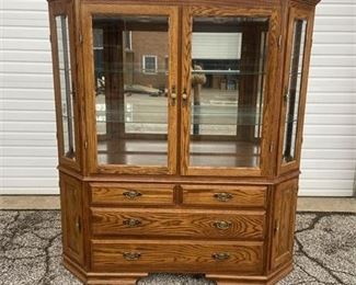 Lot 003
Solid Wood Dining Room Hutch
