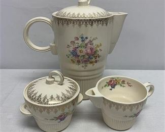 Lot 033
Victory by Salem China Teapot with Creamer and Sugar Bowl
