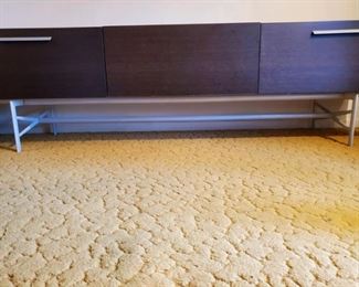 Sits on an steel base with very sturdy construction. Will last a lifetime. Very sleek.