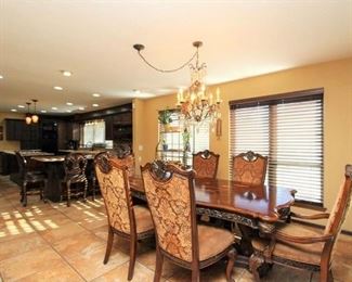 Beautiful Pulaski table with 6 chairs and 2 leaves