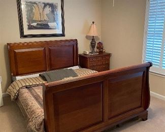 SLEIGH QUEEN BED BY BROYHILL